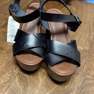 Universal Thread Classic Black Crisscross Platform Sandals - Women's
